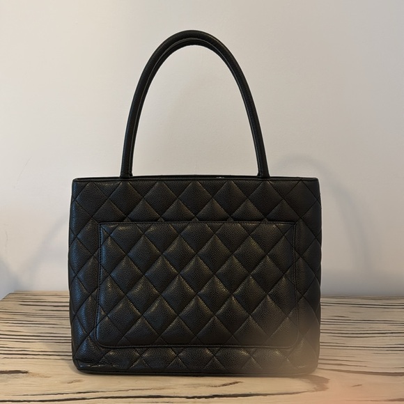 CHANEL tote - Picture 4 of 17